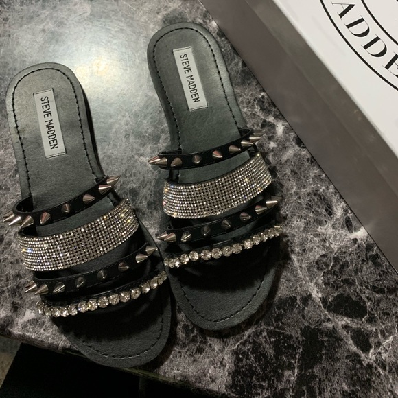 steve madden spiked flat sandal